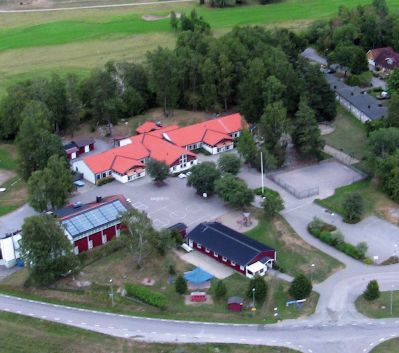 Flygbild över Orresta förskola och skola