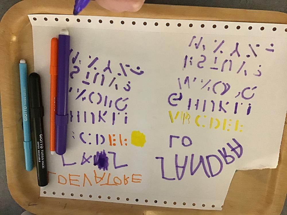 Utforskande av skriftspråket. Ett barn har skrivit på ett papper.