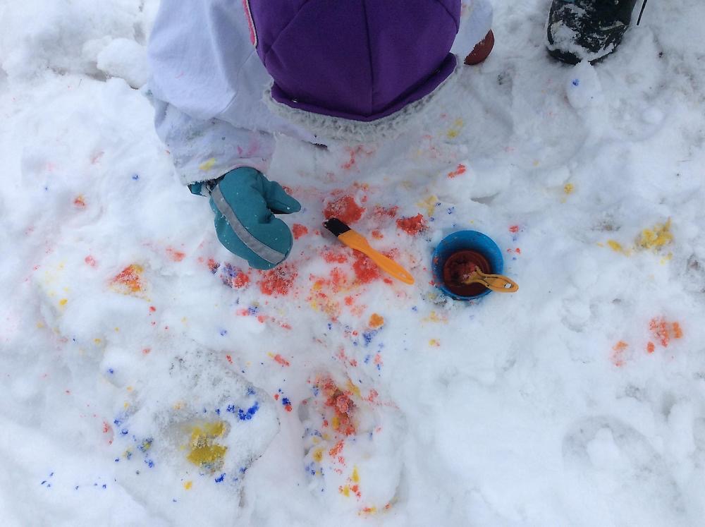 Barn som målar i snö