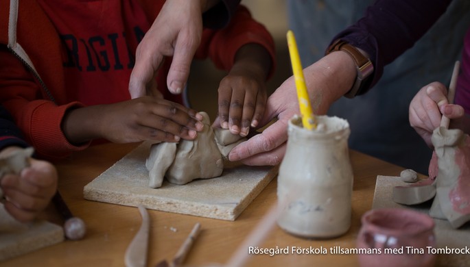 Barn skapar med lera