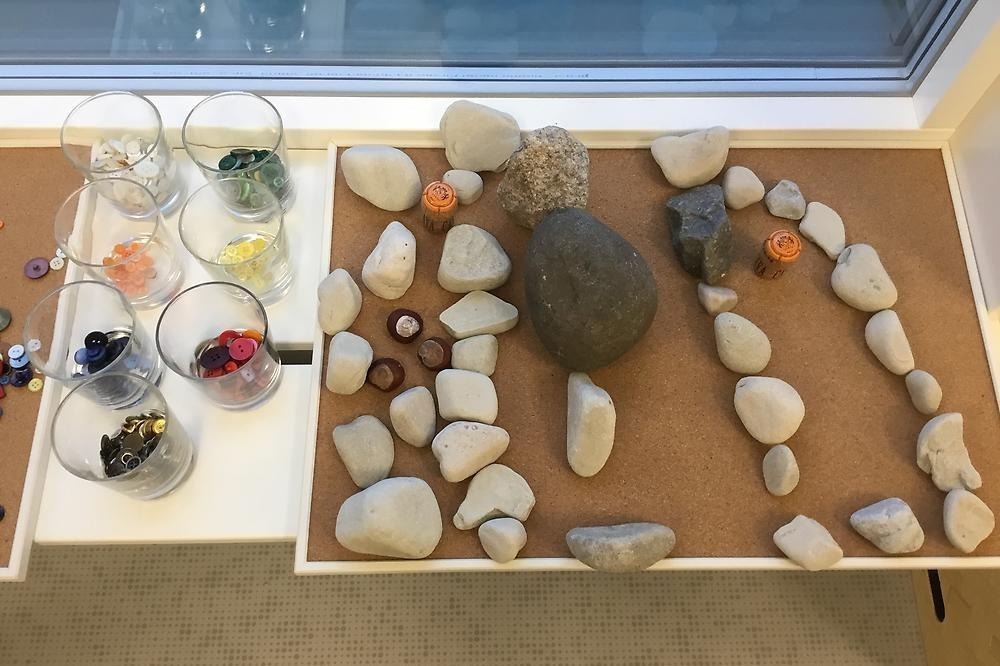 lekbord med stenar och knappar i olika färger