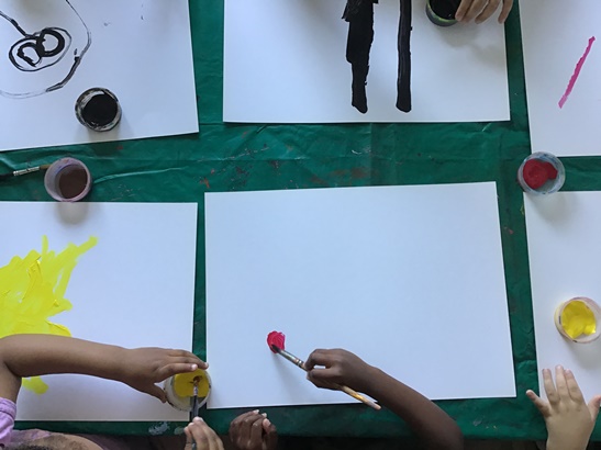 Barn målar i ateljén