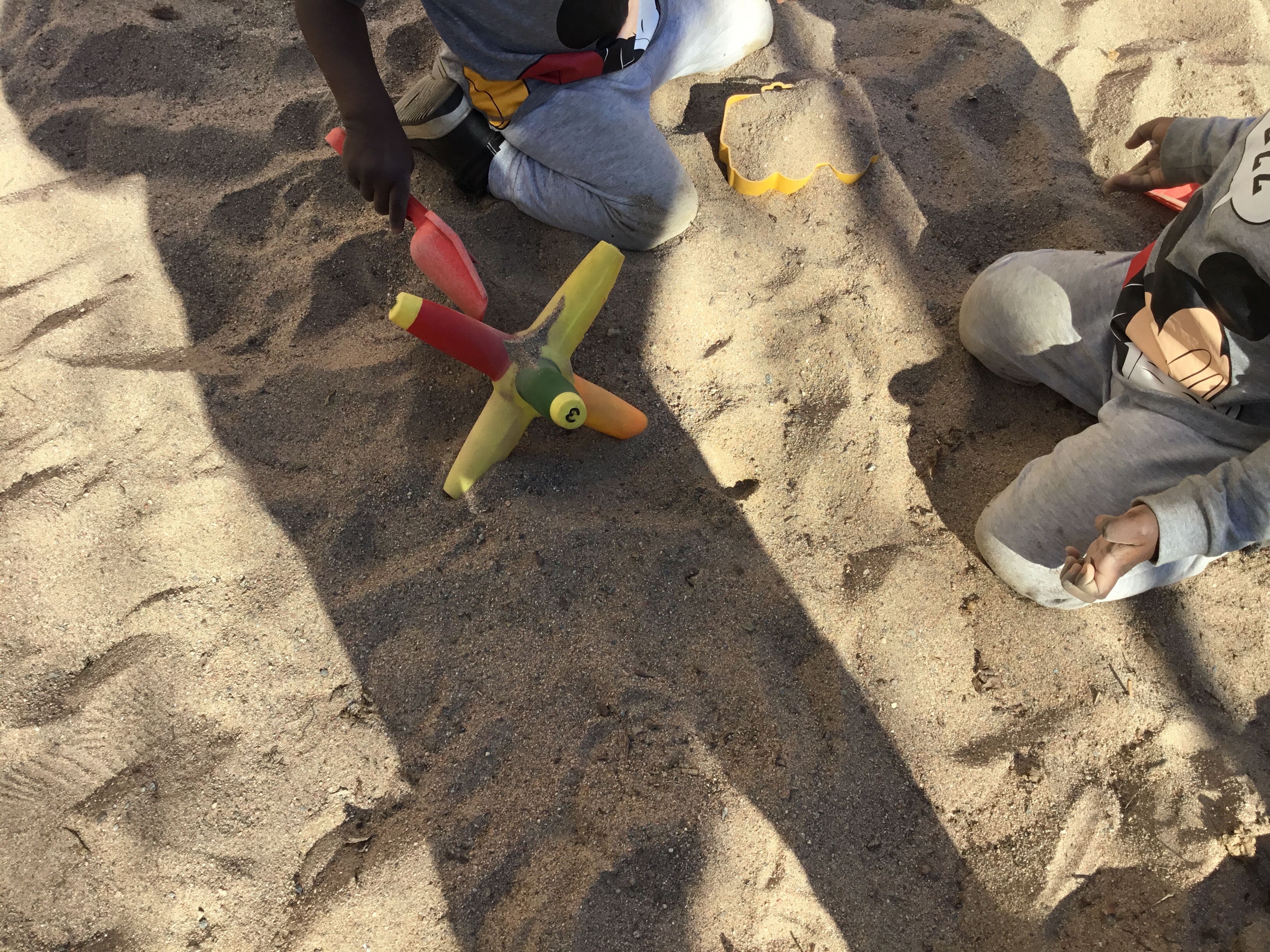 Barn leker i sandlådan