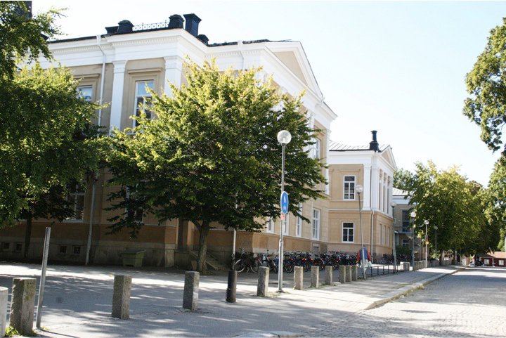 Gamla huvudbyggnaden sedd från skolgatan
