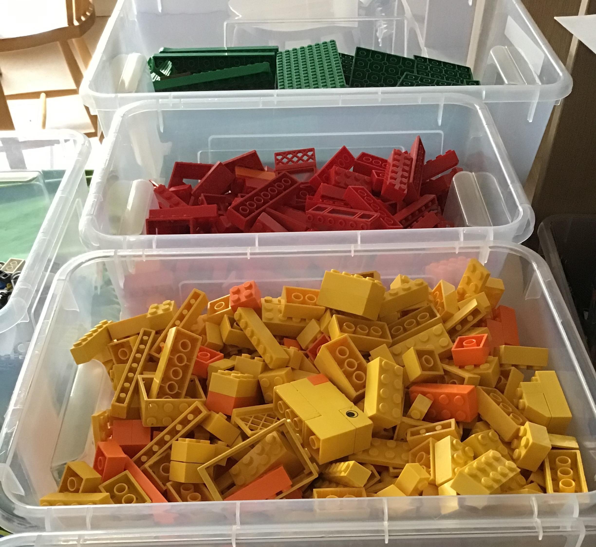 Lego uppsorterat efter färg.