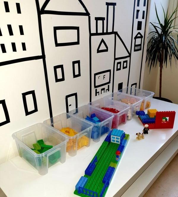 Arbetsbänk med lego i färgsorterade lådor