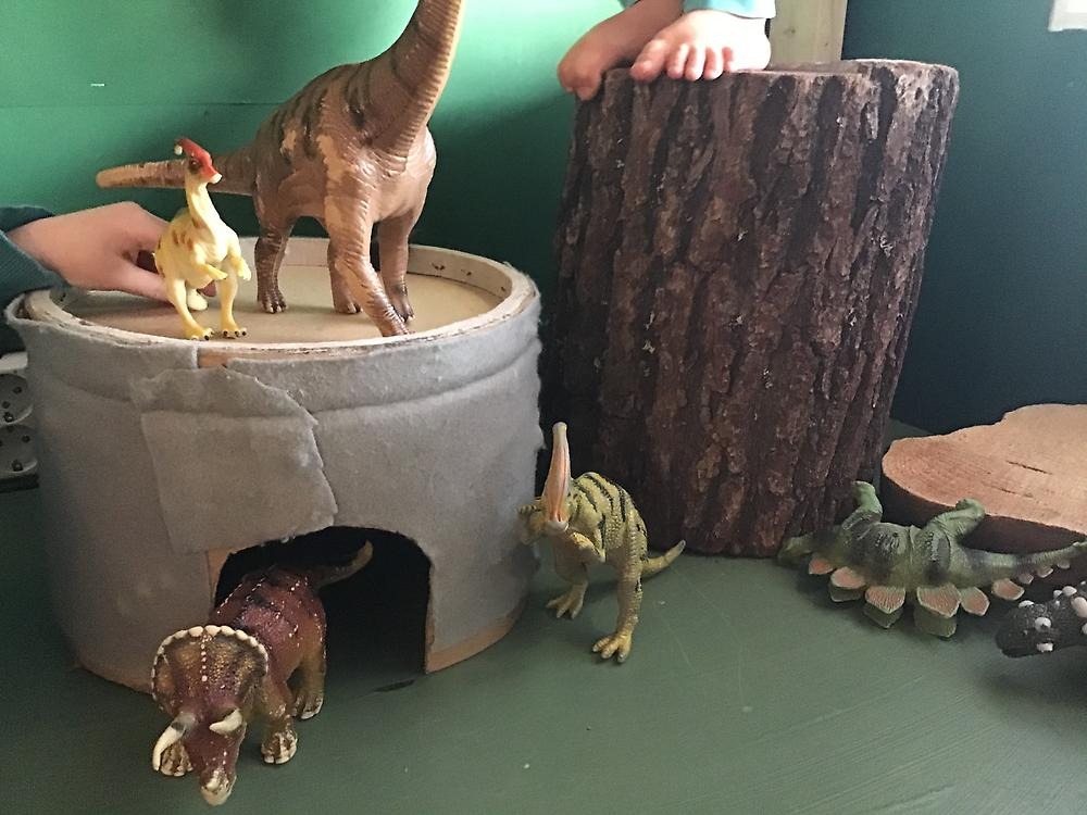 barn leker med dinosaurier