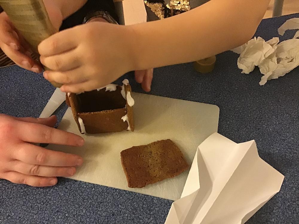 Barn bygger pepparkakshus