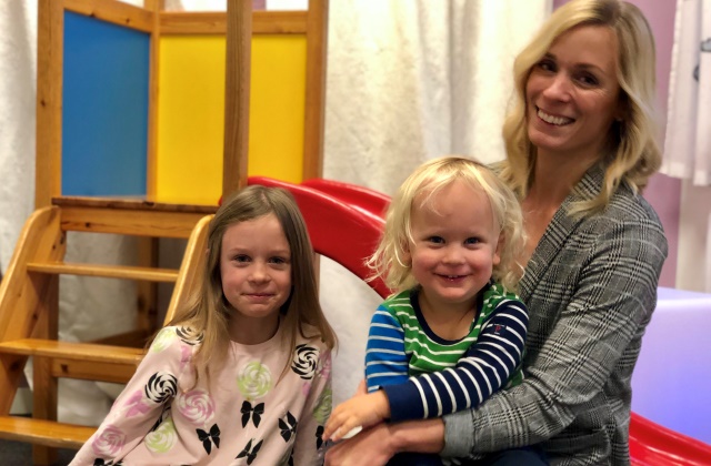Svea och August sitter i Annas knä på förskolan